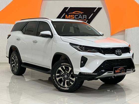 TOYOTA HILUX SW4 2.8 D-4D TURBO DIESEL SRX PLATINUM 7L 4X4 AUTOMÁTICO